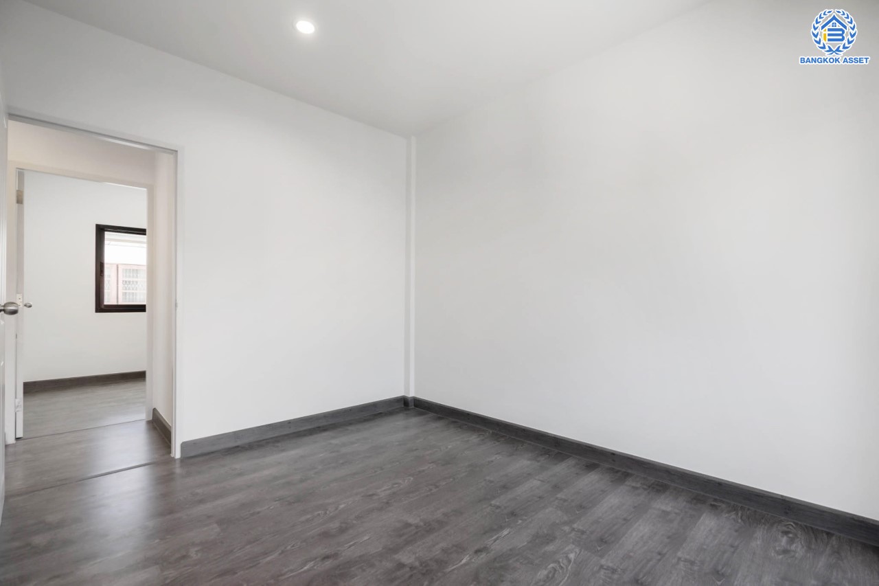 บ้านมือสองตกแต่งใหม่ หน้าโครงการติดรถไฟฟ้า "สถานีไทรม้า"!! หลังมุม ม.ซื่อตรง พระนั่งเกล้า-ท่าอิฐ ทาวน์เฮ้าส์ หลังใหญ่ระดับบ้านแฝด เนื้อที่ 34 ตร.ว. ฟังก์ชัน 3 ห้องนอน 2 ห้องน้ำ 1 ที่จอดรถ ทำเลใกล้ เซ็นทรัลรัตนาธิเบศร์ และทางด่วน "งามวงศ์วาน"